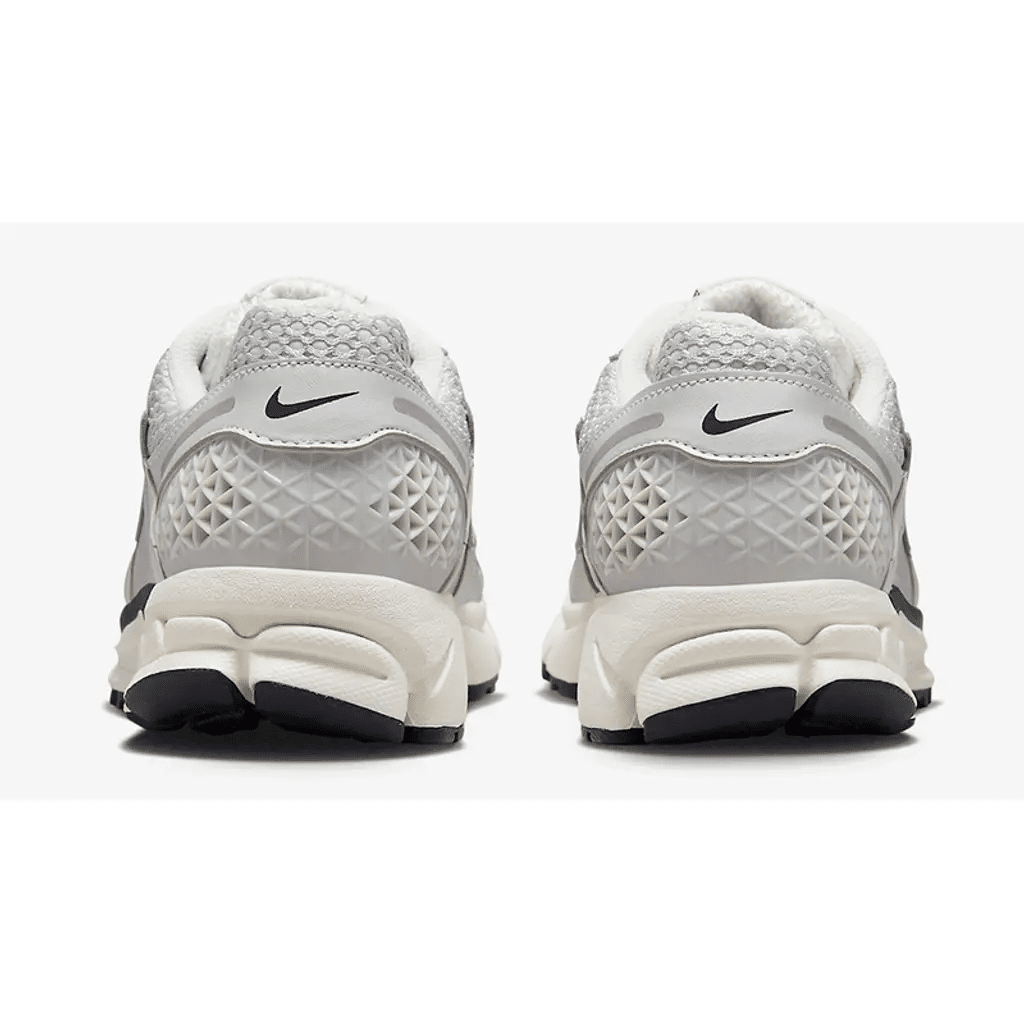 נעלי Nike Zoom Vomero 5 Photon Dust Chrome – לא מתפשרים על סטייל Nike Zoom | ShoeSale