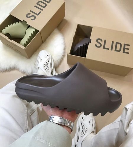 Yeezy Slide Soot - תענוג אופנתי שלא תרצו לפספס! Yeezy | ShoeSale