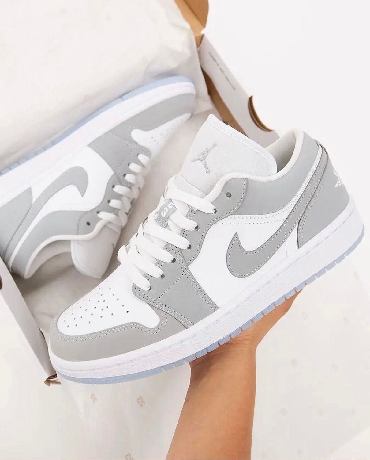 Air Jordan 1 Low Wolf Grey – הסניקרס שישדרגו את הסטייל שלך! הדגמים החמים | ShoeSale