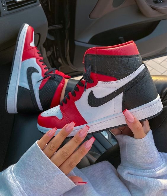 Air Jordan 1 Retro High Satin Snake Chicago - הסניקרס שהופכות אופנה לסטייל AIR JORDAN | ShoeSale