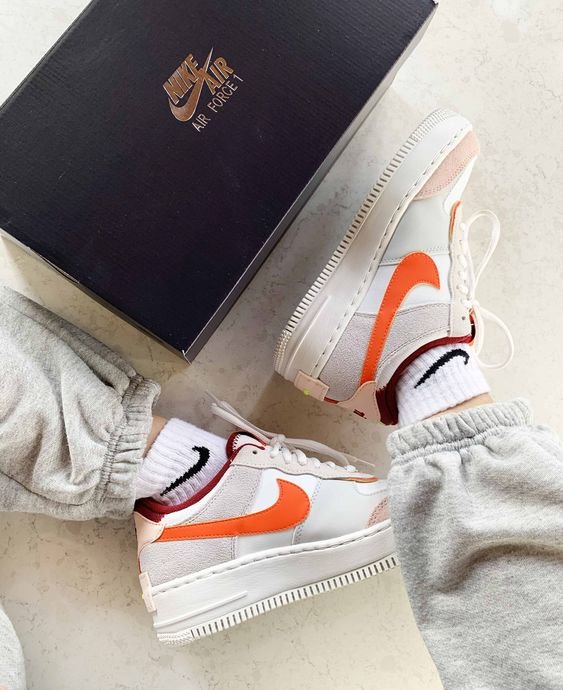 חזית הסטייל עם נייק אייר פורס 1 שדאו בצבעים Team Red Volt - רק ב-ShoeSale! NIKE | ShoeSale