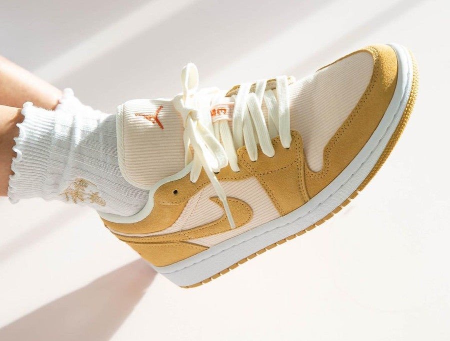 Air Jordan 1 Low Corduroy - סניקרס שמחברות אתכם לאופנה AIR JORDAN | ShoeSale