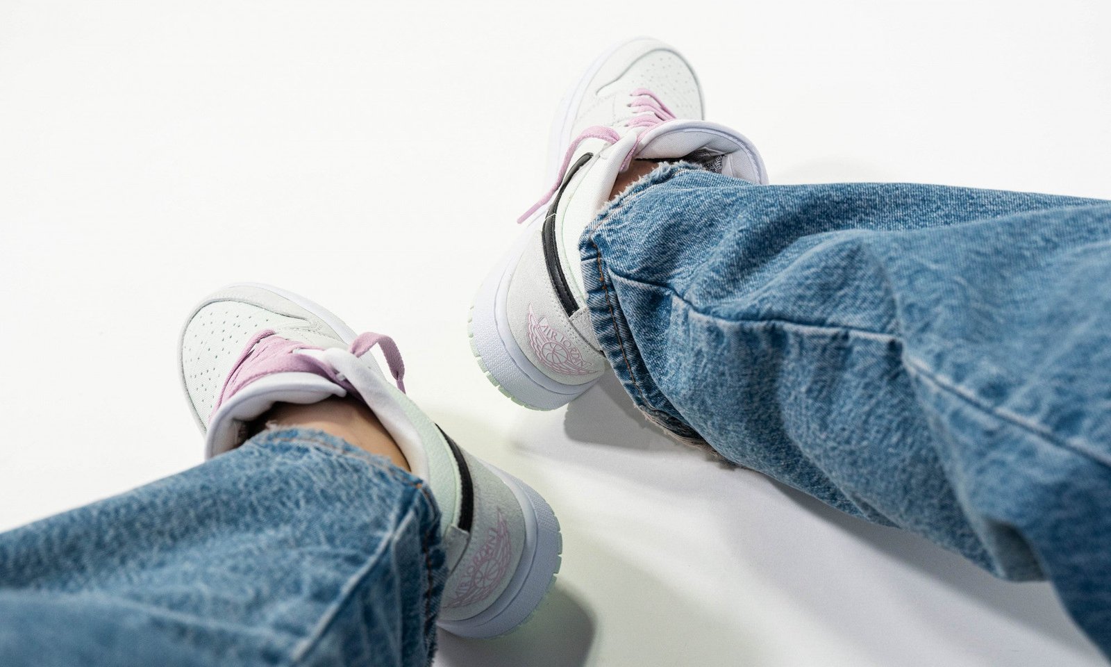 Air Jordan 1 Low Barely Green – סניקרס שצובעות את הסגנון שלך AIR JORDAN | ShoeSale