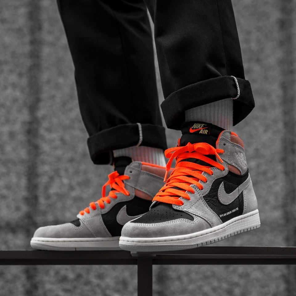 Air Jordan 1 Retro High Neutral Gray Hyper Crimson - הסניקרס שיעצימו את הסטייל שלך! AIR JORDAN | ShoeSale