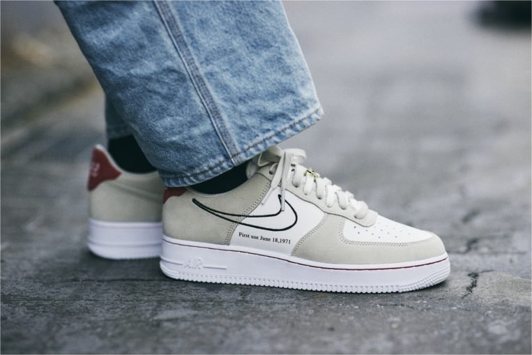 הנעל שמביאה את הסטייל שלך לשיא - Air Force 1 Low First Use Light Sail Red NIKE | ShoeSale