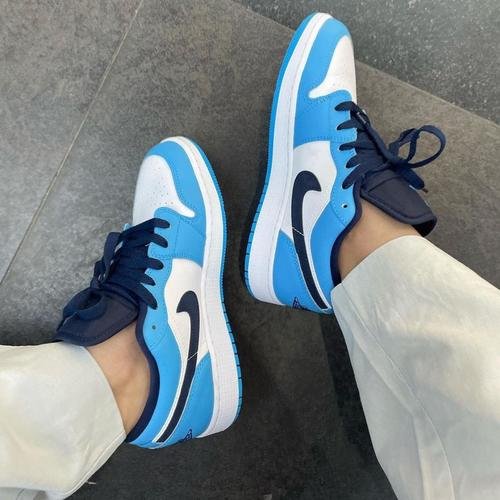 Air Jordan 1 Low Unc (2021) - עיצוב מושלם לכל רגע AIR JORDAN | ShoeSale