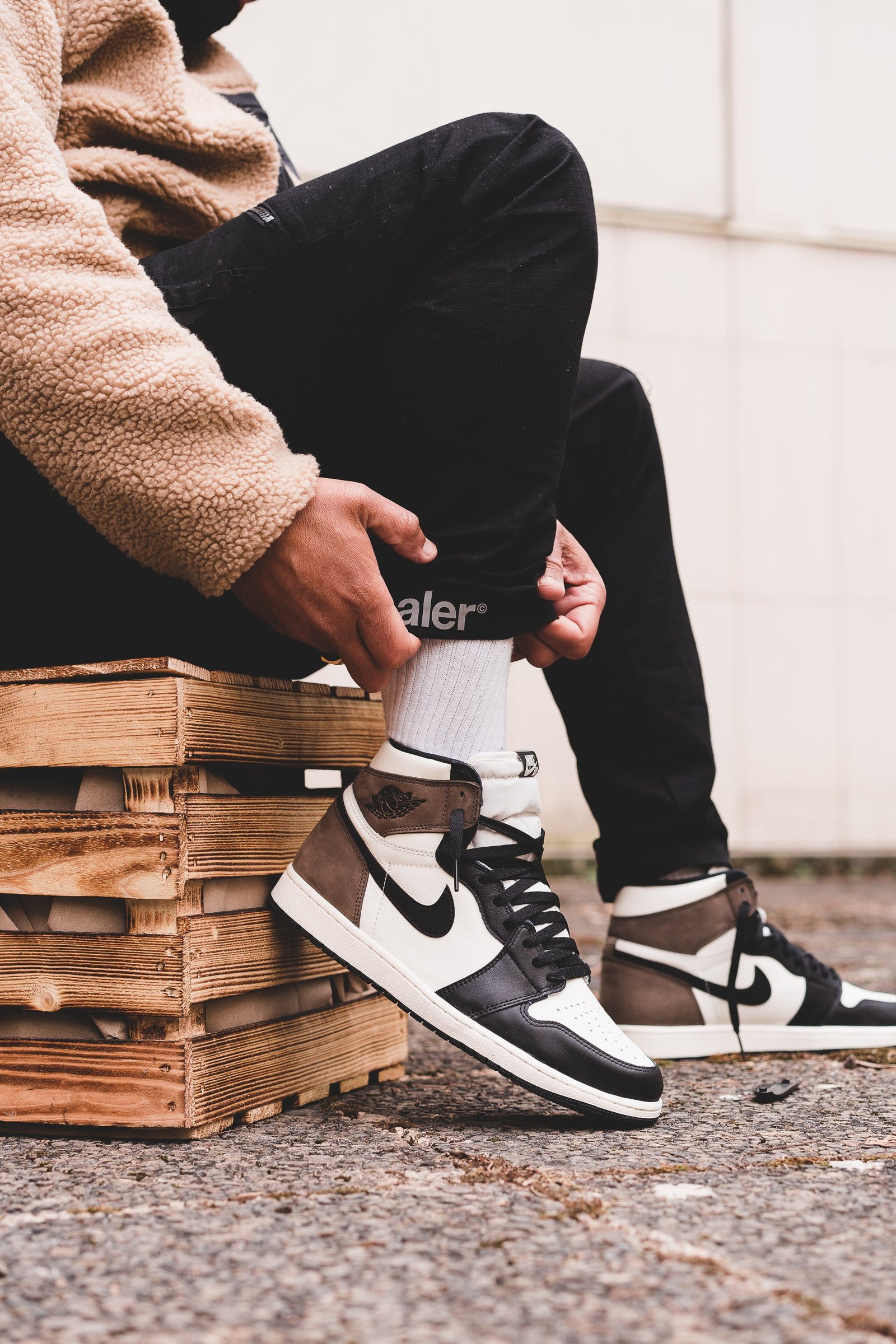 Air Jordan 1 High Dark Mocha - הפריט שמגדיר מחדש את הסטייל הדגמים החמים | ShoeSale