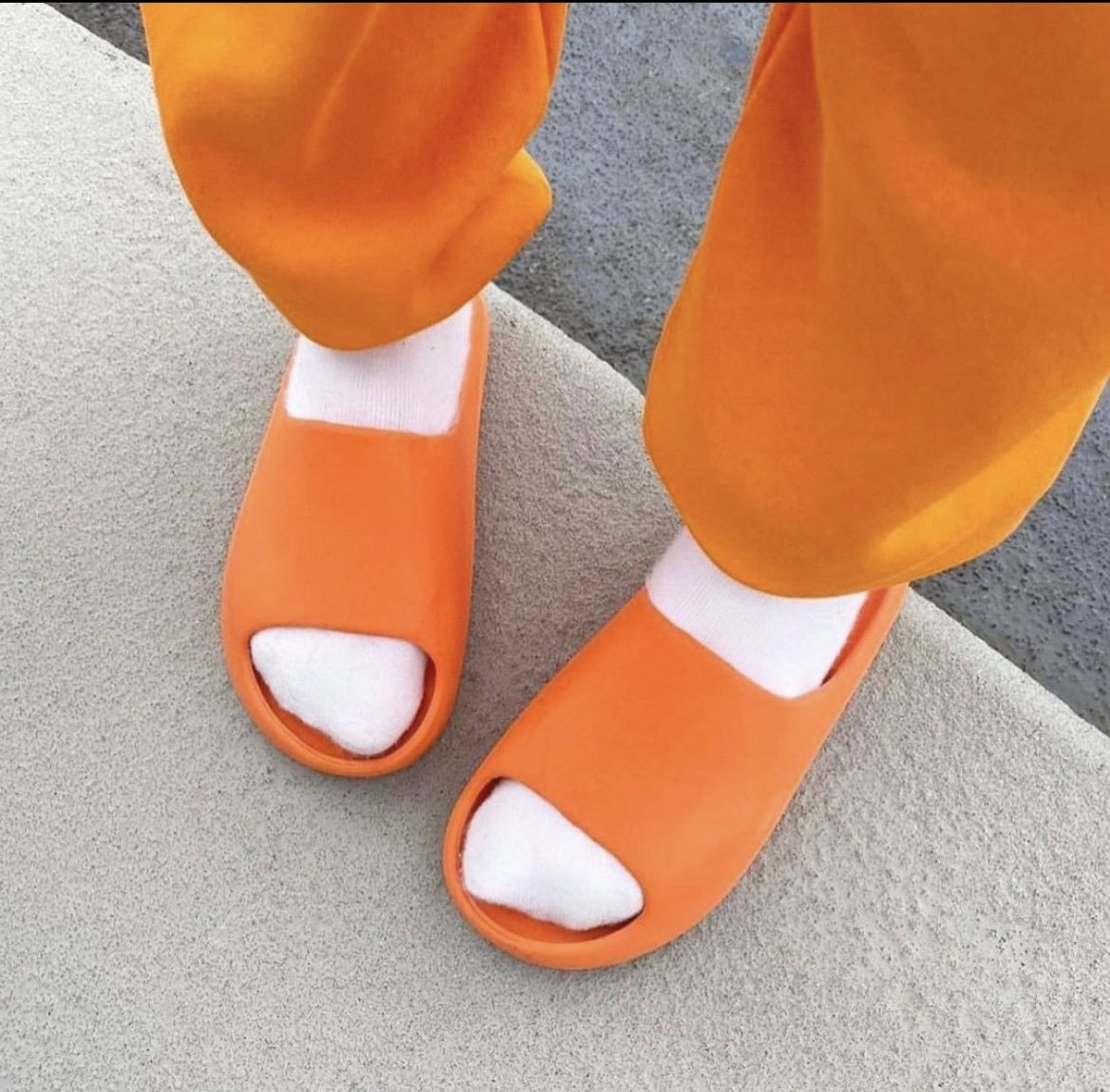 כפכפי Yeezy Slide Enflame Orange - הסטייל שלך מתחיל כאן! Yeezy | ShoeSale