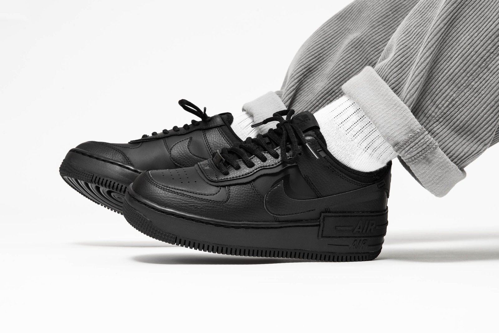 נעליים לאופנה מושלמת: Air Force 1 Shadow Triple Black - סטייל בלתי נגמר! NIKE | ShoeSale