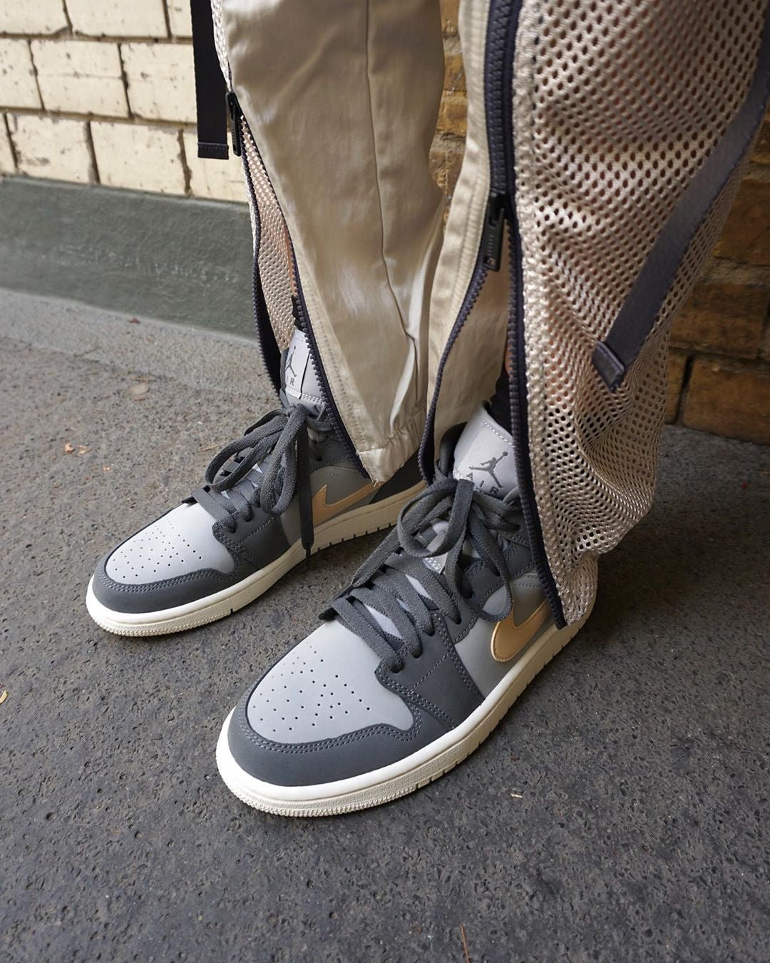 Air Jordan 1 Mid Grey Onyx – עשה את הצעד שלך עם הסניקרס המושלמות! AIR JORDAN | ShoeSale