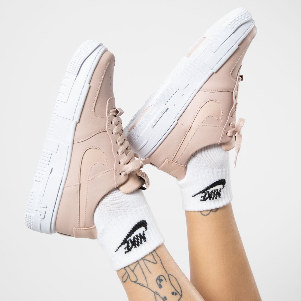 Air Force 1 Low Pixel Particle Beige - הטרנד שהולך לשנות לכם את הסגנון! NIKE | ShoeSale