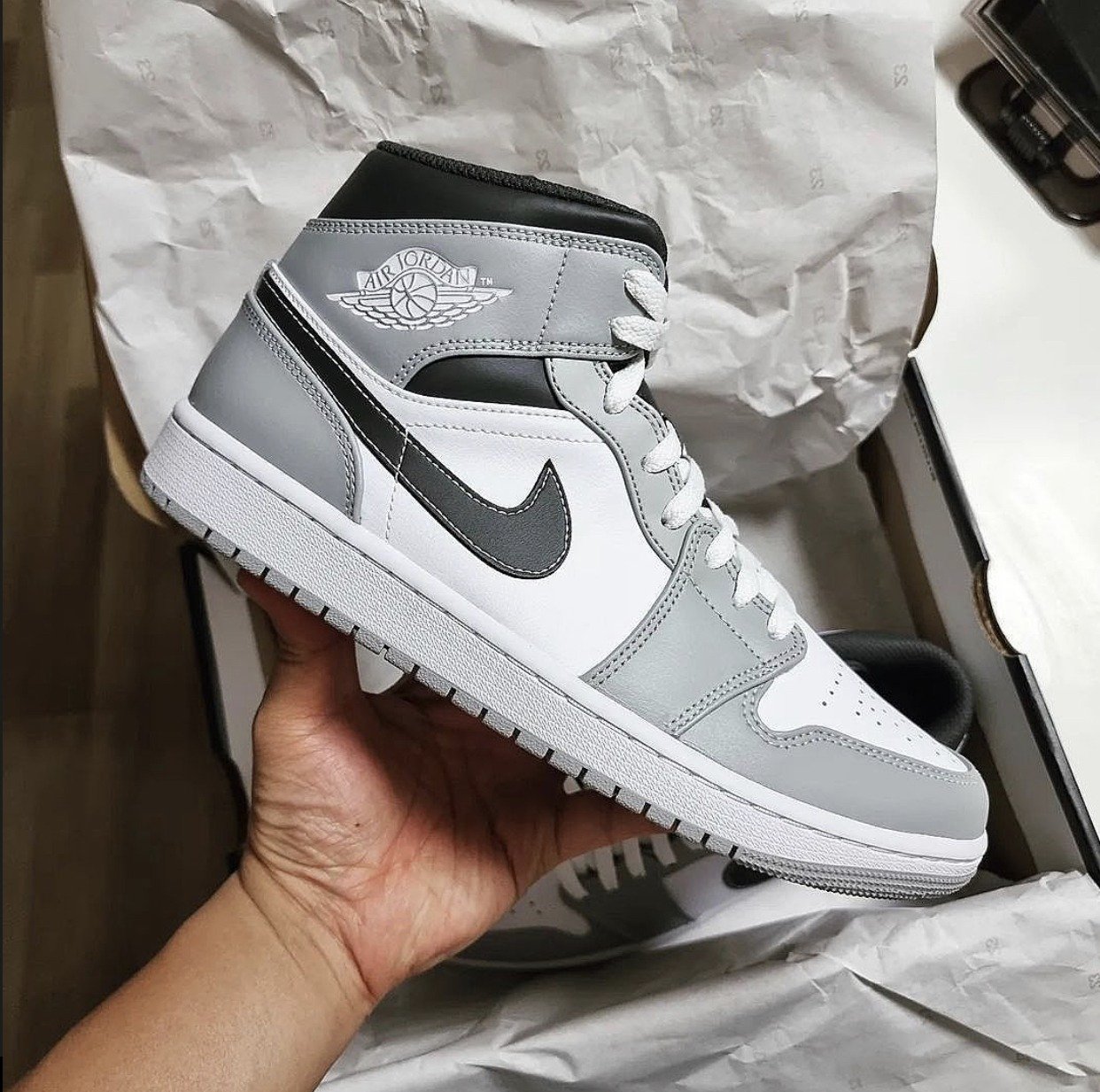 Air Jordan 1 Mid Light Smoke Grey (2022) - עוצמת הסטייל הדגמים החמים | ShoeSale