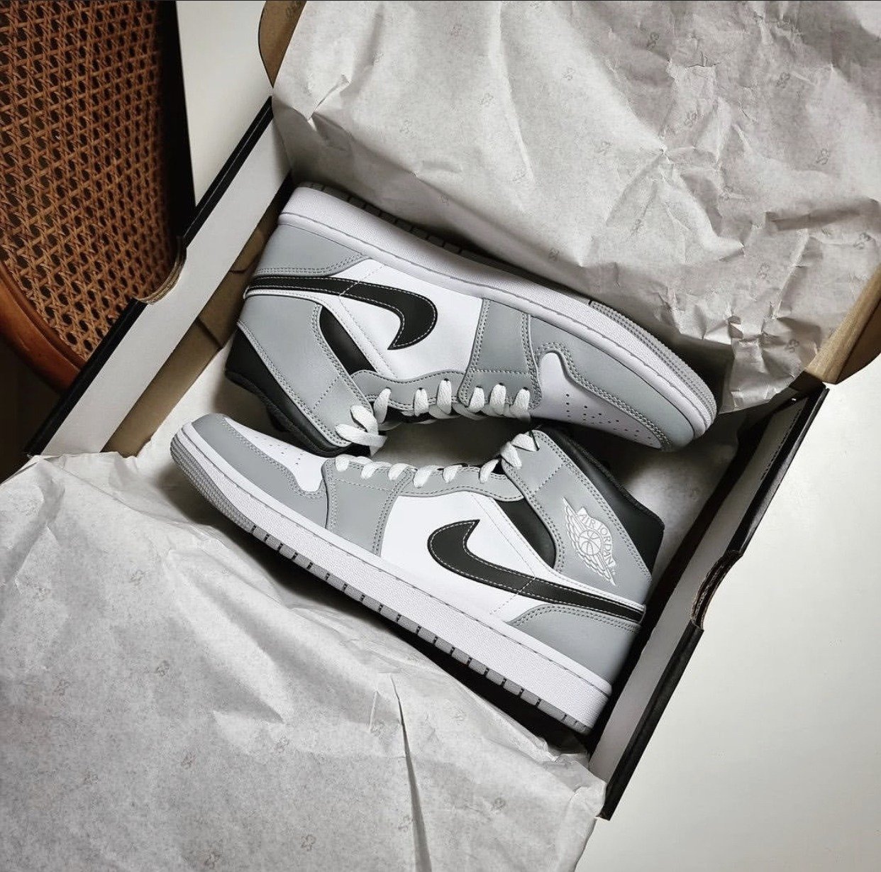 Air Jordan 1 Mid Light Smoke Grey (2022) - עוצמת הסטייל הדגמים החמים | ShoeSale