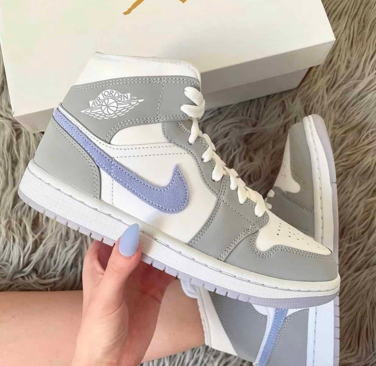 Air Jordan 1 Mid Wolf Grey - בחר סטייל של אלופים! הדגמים החמים | ShoeSale