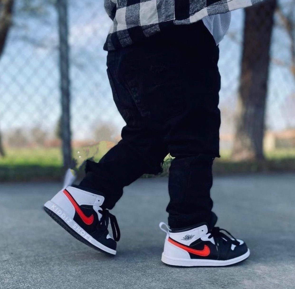 Air Jordan 1 Mid Kids Chile Red - סניקרס לאופנה מושלמת JORDAN KIDS | ShoeSale