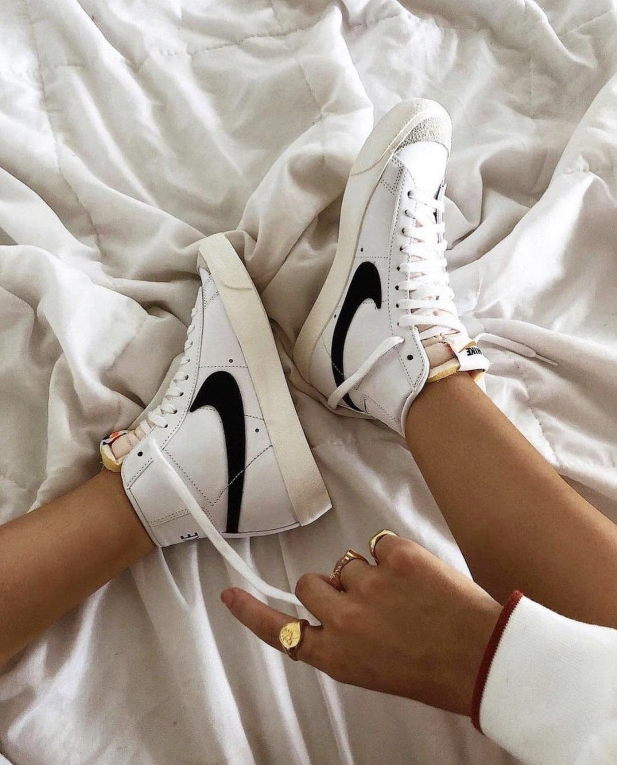 כנסו לעולם הסטייל עם נייק בלייזר MI 77 Vintage White Black NIKE | ShoeSale