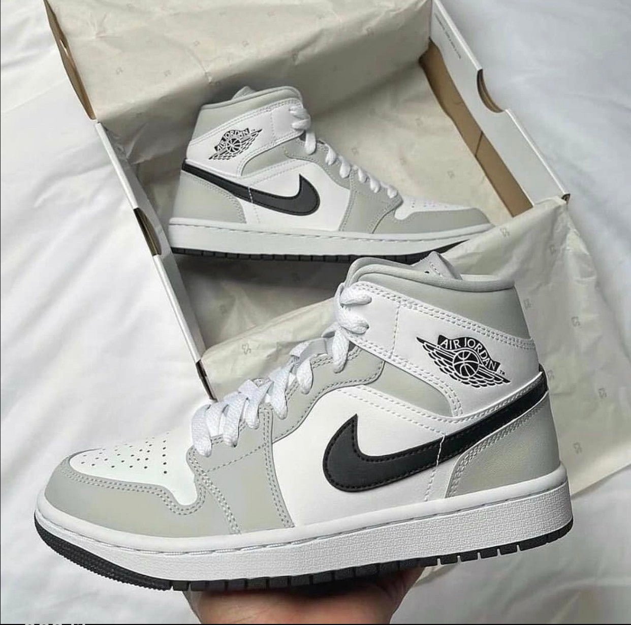 Air Jordan 1 Mid White Light Smoke Grey – הסניקרס שמגדירות אופנה הדגמים החמים | ShoeSale