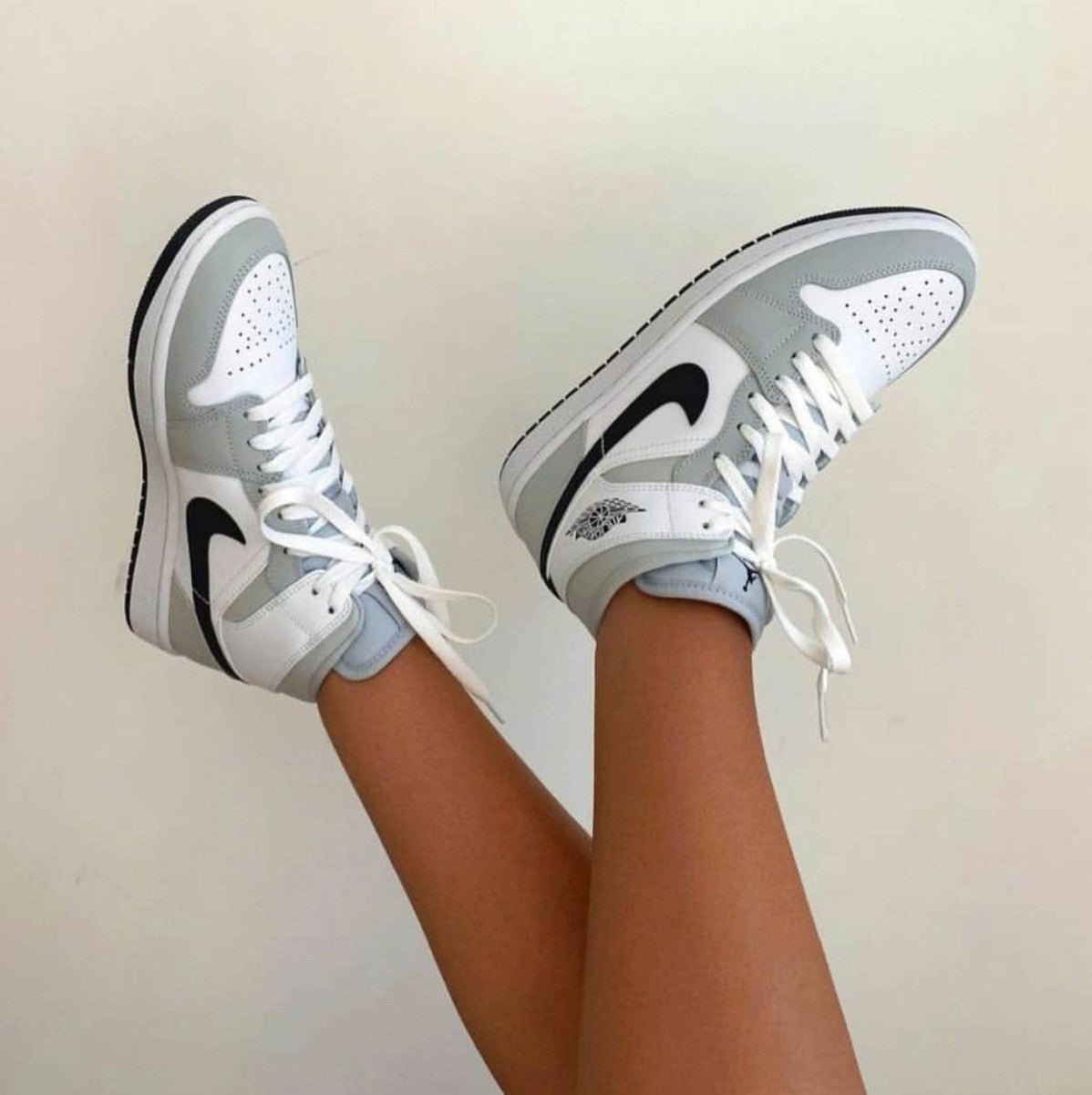 Air Jordan 1 Mid White Light Smoke Grey – הסניקרס שמגדירות אופנה הדגמים החמים | ShoeSale