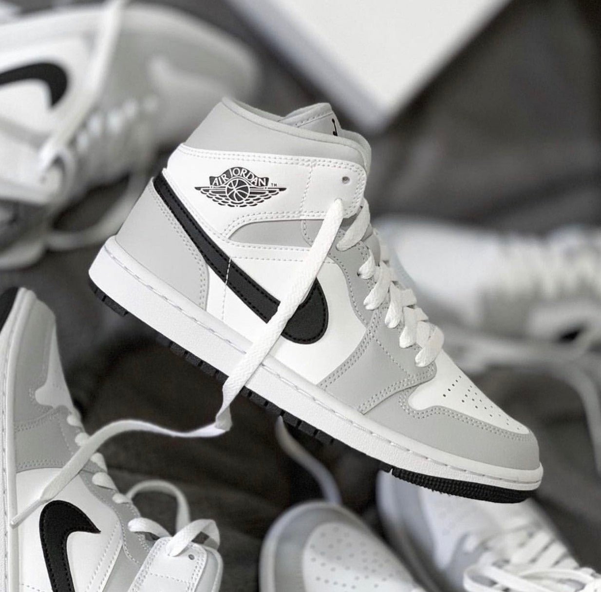Air Jordan 1 Mid White Light Smoke Grey – הסניקרס שמגדירות אופנה הדגמים החמים | ShoeSale