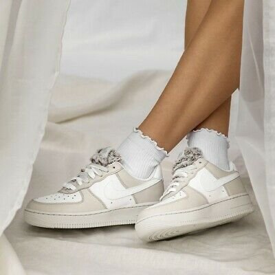 הכירו את Air Force 1 Low ’07 Light Bone Photon Dust – הטרנד המושלם לאופנת רחוב NIKE | ShoeSale