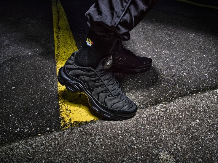 Nike Air Max Plus Triple Black - הנעל שזועקת סטייל NIKE | ShoeSale