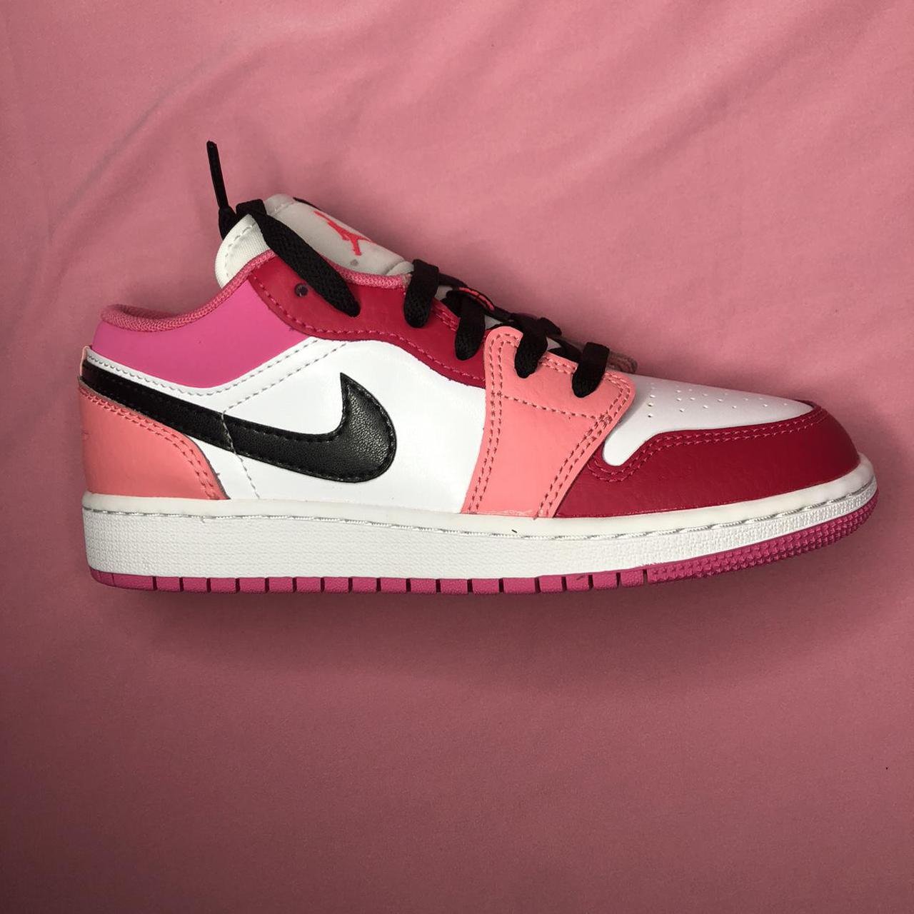 Air Jordan 1 Low Pink Red - סניקרס שיקיות שיביאו אותך לשיא הסטייל! AIR JORDAN | ShoeSale