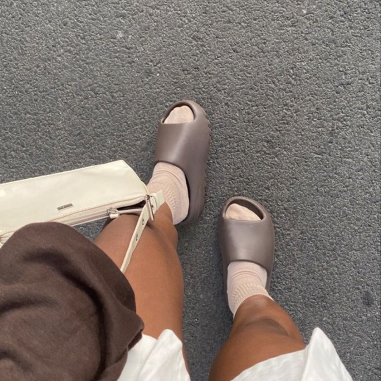 Yeezy Slide Soot - תענוג אופנתי שלא תרצו לפספס! Yeezy | ShoeSale