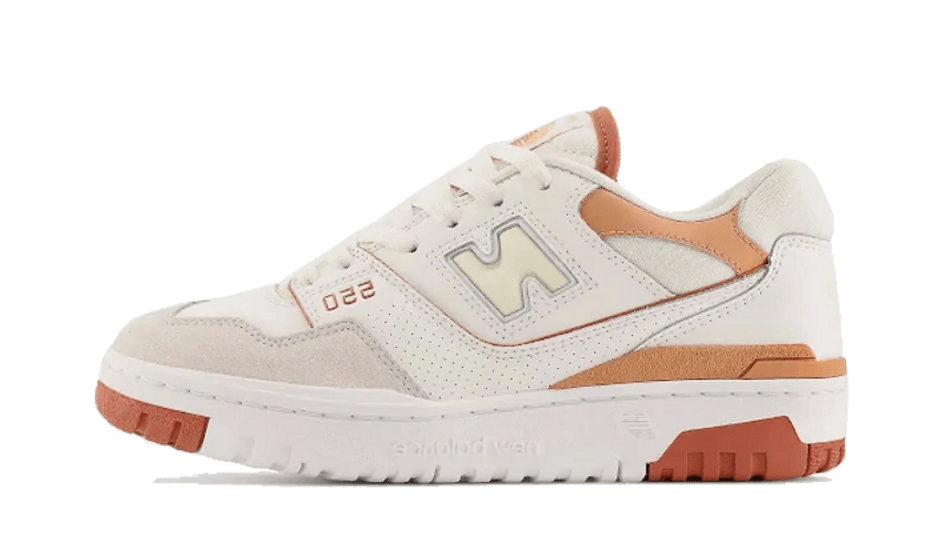 לא תשכחו את New Balance 550 White Au Lait - הסניקרס שכולם מדברים עליהם! NEW BALANCE | ShoeSale