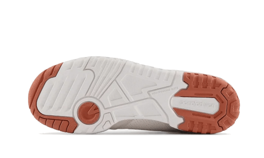 לא תשכחו את New Balance 550 White Au Lait - הסניקרס שכולם מדברים עליהם! NEW BALANCE | ShoeSale