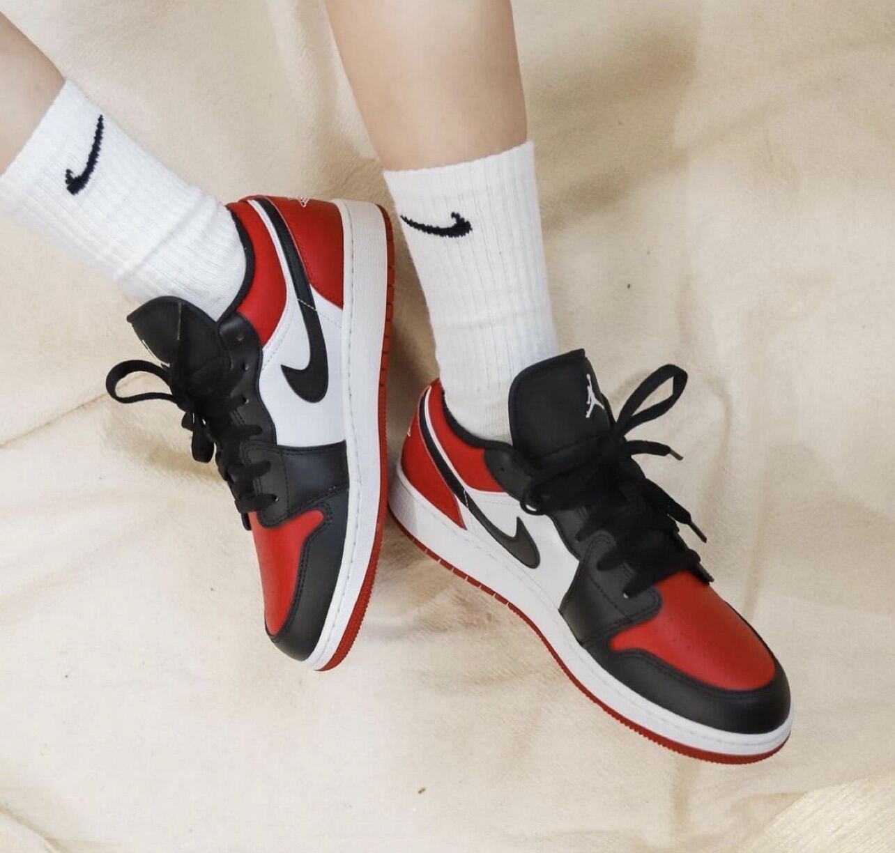 Air Jordan 1 Low Bred Toe (2021) – לחוויית נעליים שאי אפשר להפסיק לדבר עליהן! AIR JORDAN | ShoeSale