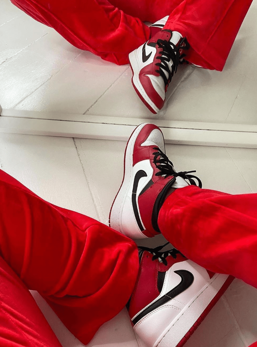 Air Jordan 1 Mid Chicago White (2020) - סניקרס שמובילים את הטרנד הדגמים החמים | ShoeSale