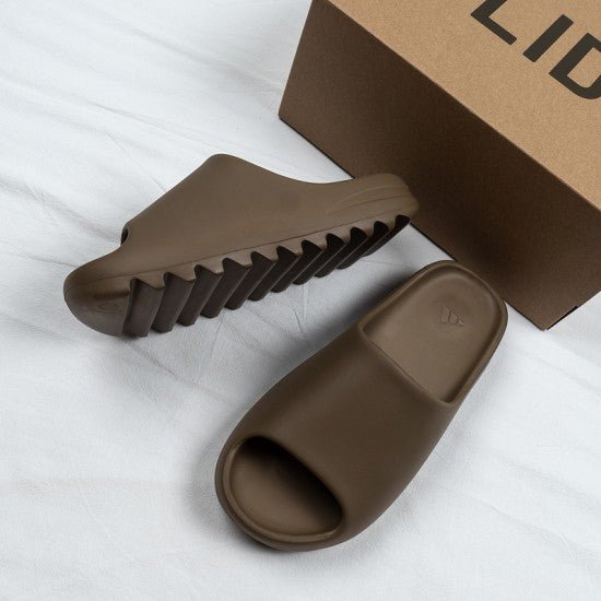 כפכפי Yeezy Slide Earth Brown - הסטייל שלך בשיא Yeezy | ShoeSale