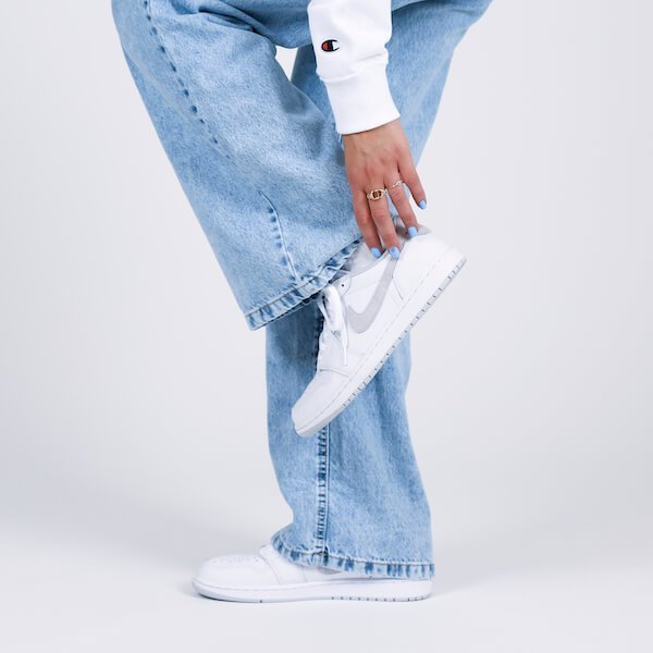 Air Jordan 1 Low Og Neutral Grey (2021) – הטרנד שכובש את עולם האופנה AIR JORDAN | ShoeSale