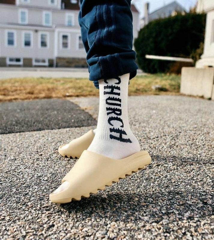 כפכפי Yeezy Slide Desert Sand – האופנה שטוענת כל צעד Yeezy | ShoeSale