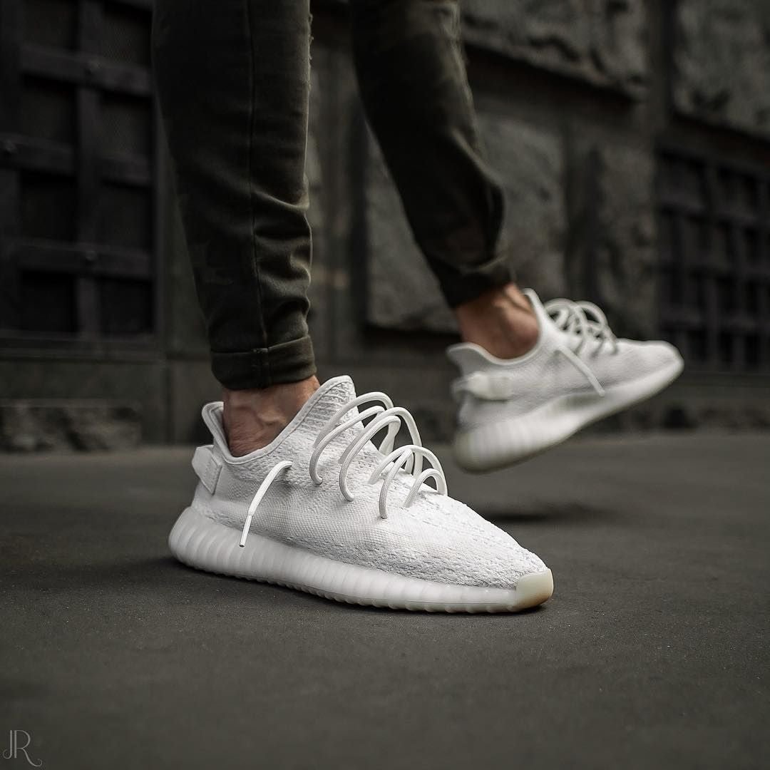 כנסו לעולם הסטייל עם Yeezy Boost 350 V2 Cream Triple White הדגמים החמים | ShoeSale