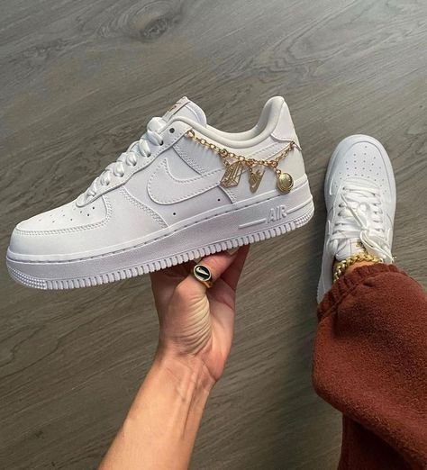 היו חלק מהאווירה: נעלי Air Force 1 Low LX Lucky Charms White! NIKE | ShoeSale