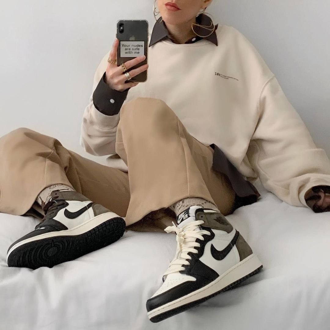 Air Jordan 1 High Dark Mocha - הפריט שמגדיר מחדש את הסטייל הדגמים החמים | ShoeSale