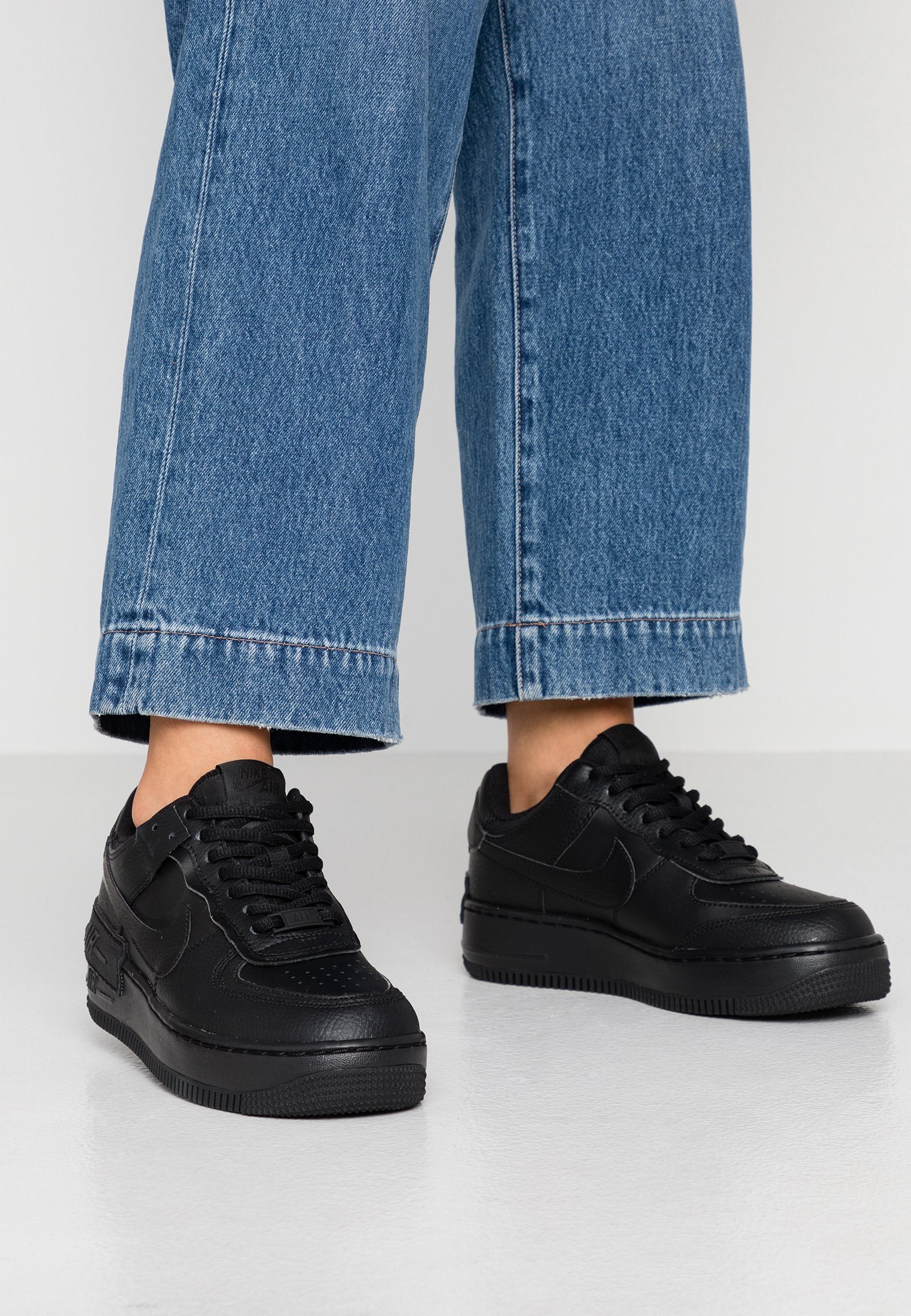 נעליים לאופנה מושלמת: Air Force 1 Shadow Triple Black - סטייל בלתי נגמר! NIKE | ShoeSale