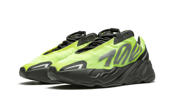 Yeezy 700 Mnvn Phosphor - מתכון מושלם לסטייל ואתלטיות Yeezy 700 | ShoeSale