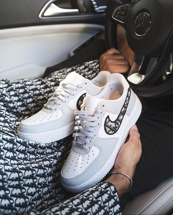 הקלאסיקה המודרנית: Air Jordan 1 Low Dior - סניקרס שמייצרות סטייל AIR JORDAN | ShoeSale