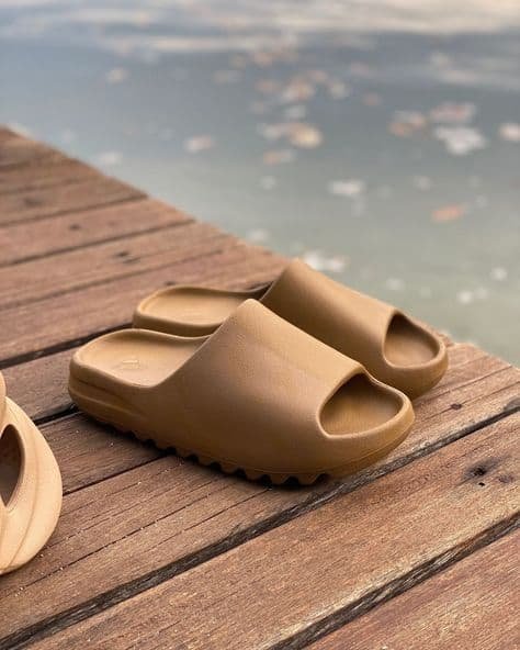 Yeezy Slide Ochre - כפכפים שאי אפשר לפספס! Yeezy | ShoeSale