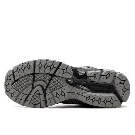 כנסו לאופנה עם New Balance 1906R Brighton Grey – נעליים שמשדרות סטייל NEW BALANCE | ShoeSale