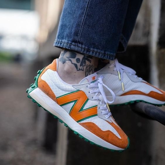 התחדשות האופנה עם New Balance 327 CASABLANCA ORANGE - סניקרס שמשדרות סטייל! NEW BALANCE | ShoeSale