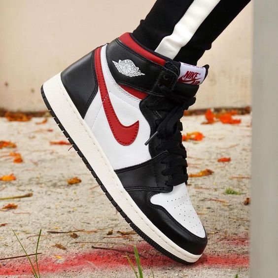 Air Jordan 1 Retro High Black Gym Red - סניקרס שמשדרגות כל הופעה AIR JORDAN | ShoeSale