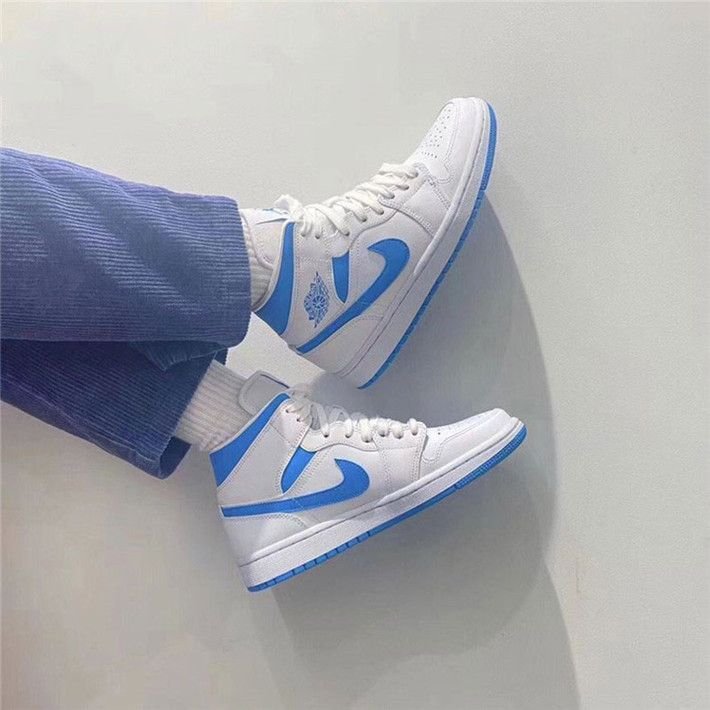 Air Jordan 1 Mid Unc – הופעה בלתי נשכחת בעיצובים המובילים! AIR JORDAN | ShoeSale