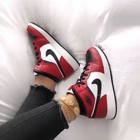 Air Jordan 1 Mid Chicago Black Toe - הכנס סטייל לחיים שלך הדגמים החמים | ShoeSale