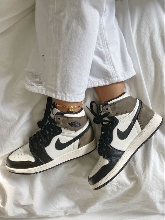 Air Jordan 1 High Dark Mocha - הפריט שמגדיר מחדש את הסטייל הדגמים החמים | ShoeSale