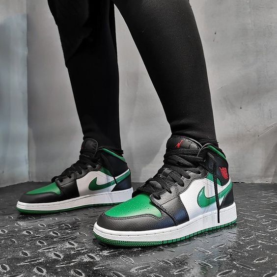 Air Jordan 1 Mid Pine Green - הטרנד שכולם מדברים עליו! AIR JORDAN | ShoeSale