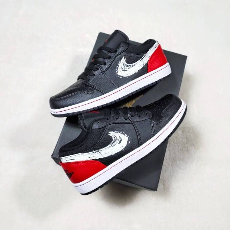 Air Jordan 1 Low Brushstroke Swoosh Black - סניקרס בלתי נגמרות! AIR JORDAN | ShoeSale