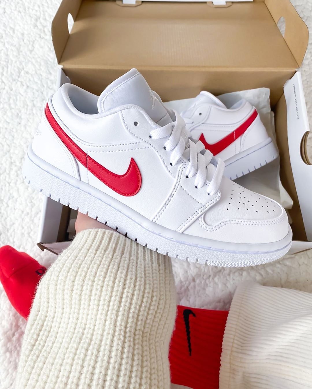 סניקרס Air Jordan 1 Low White University Red – הסטייל המושלם לכל עונה! AIR JORDAN | ShoeSale